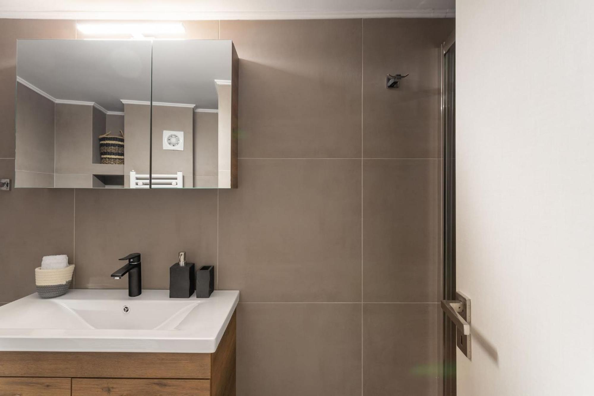 Deluxe 3-Bdrm Urban-Industrial Apt At Acropolis Atene Esterno foto