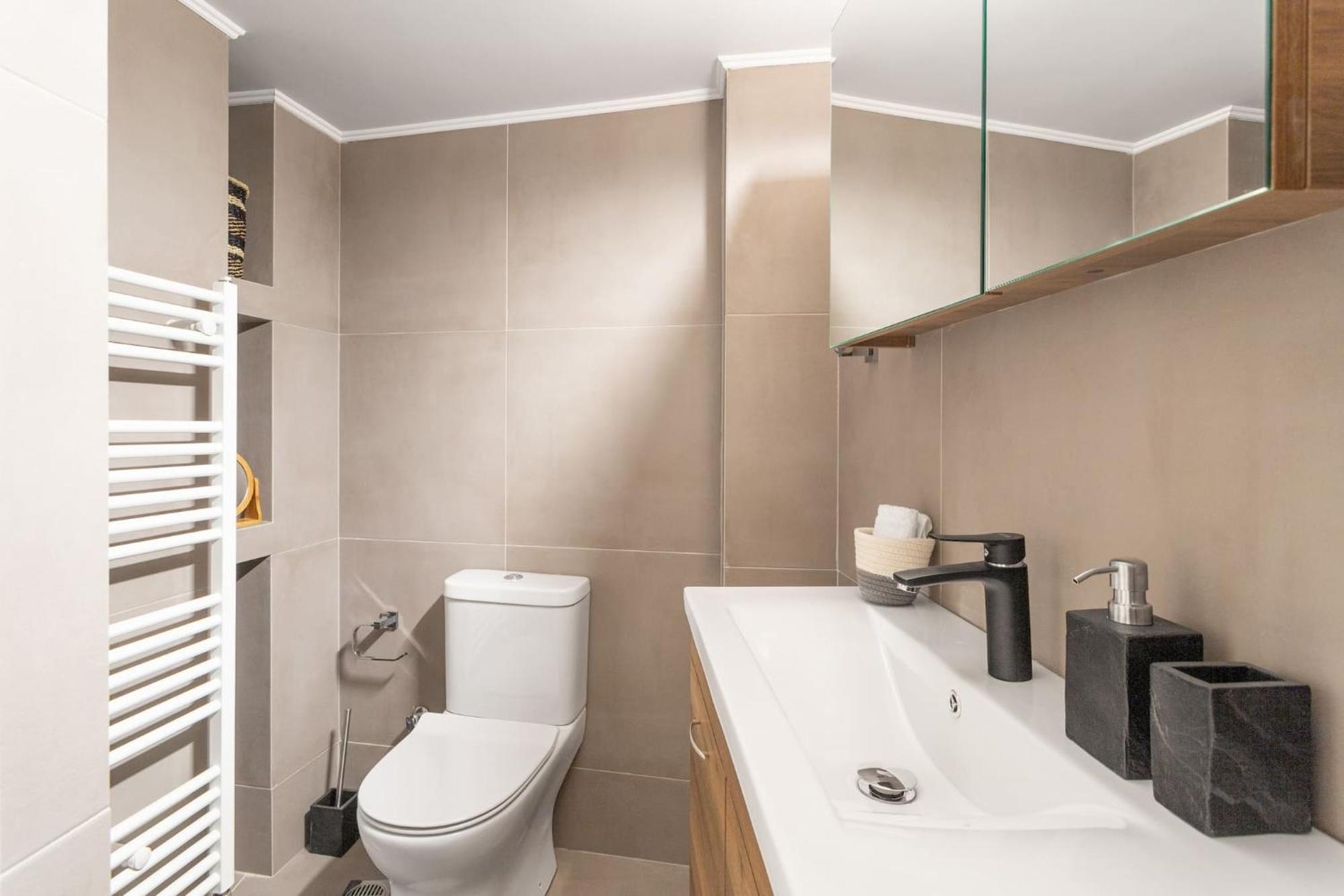 Deluxe 3-Bdrm Urban-Industrial Apt At Acropolis Atene Esterno foto