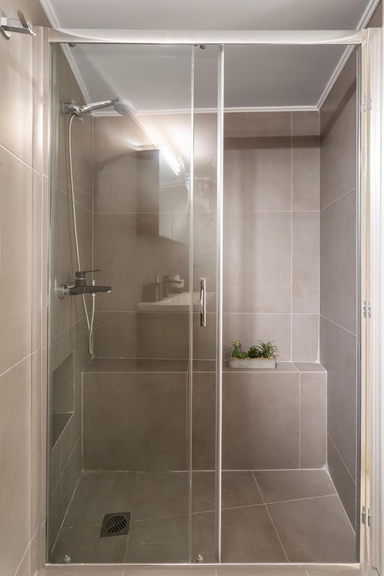 Deluxe 3-Bdrm Urban-Industrial Apt At Acropolis Atene Esterno foto