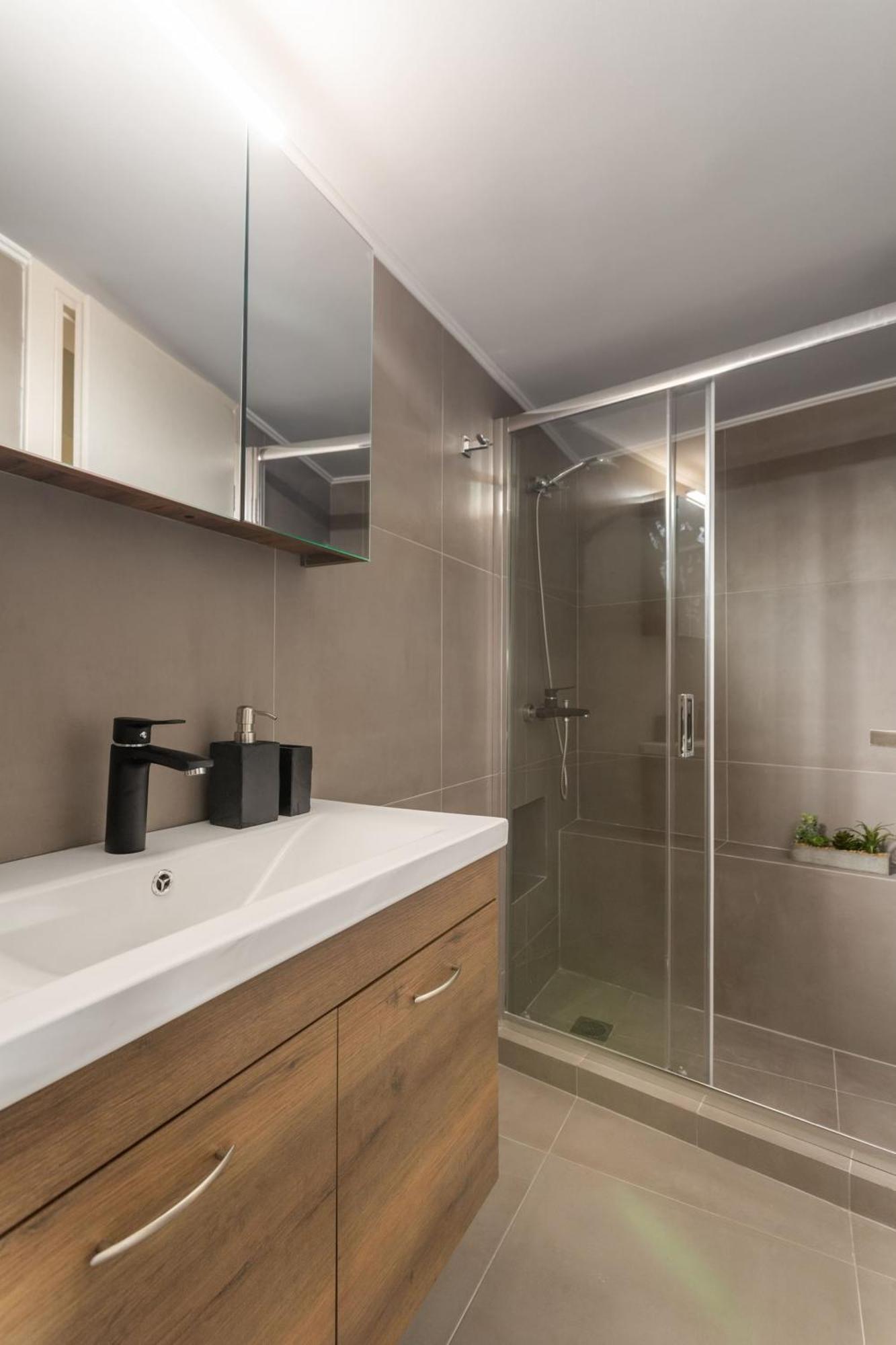 Deluxe 3-Bdrm Urban-Industrial Apt At Acropolis Atene Esterno foto