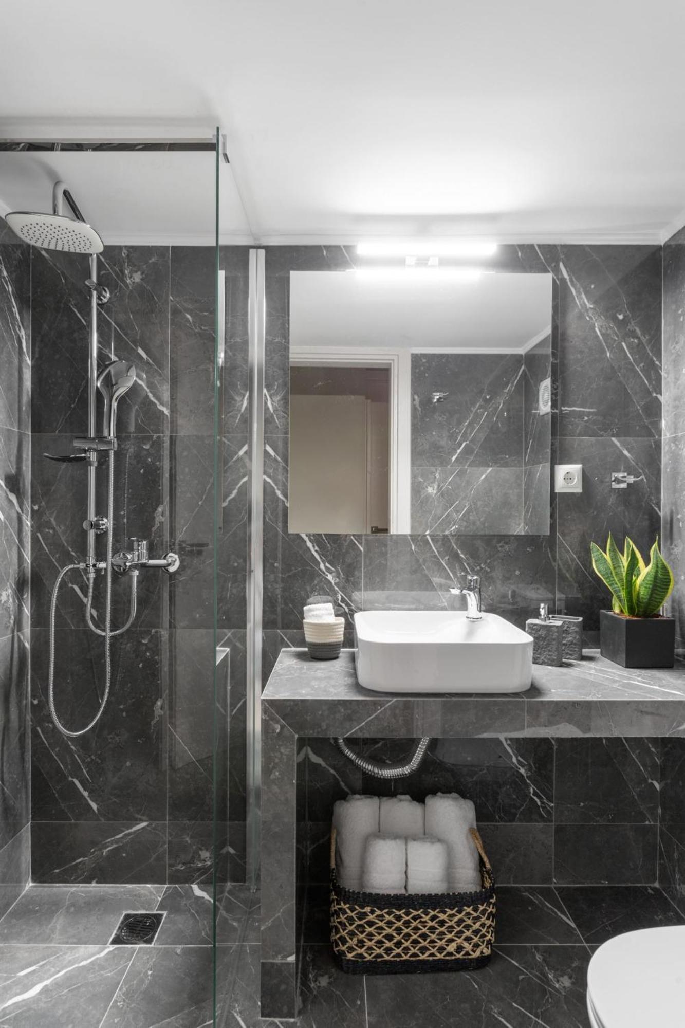 Deluxe 3-Bdrm Urban-Industrial Apt At Acropolis Atene Esterno foto