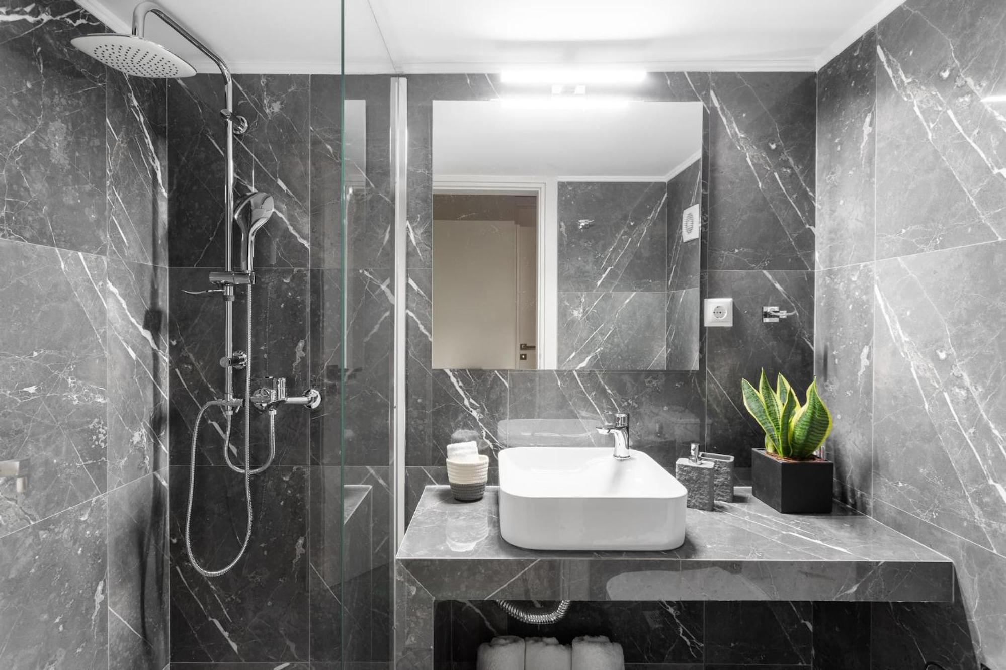 Deluxe 3-Bdrm Urban-Industrial Apt At Acropolis Atene Esterno foto