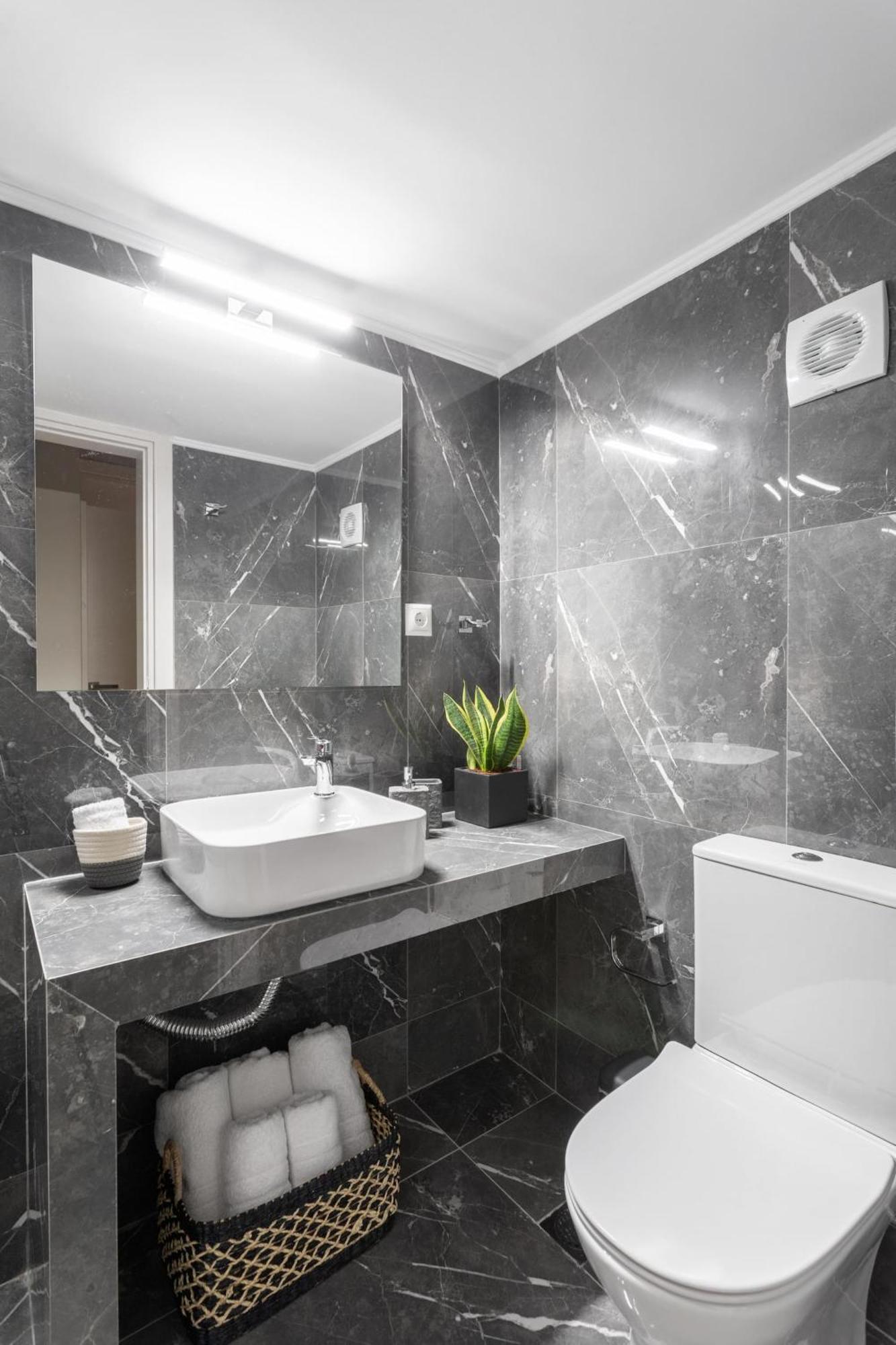 Deluxe 3-Bdrm Urban-Industrial Apt At Acropolis Atene Esterno foto
